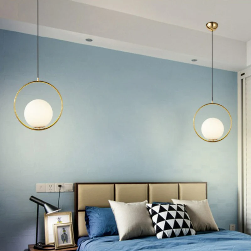 Bolvormige hanglamp van wit glas, postmoderne hanglamp met 1 kop en metalen ring messing Clearhalo