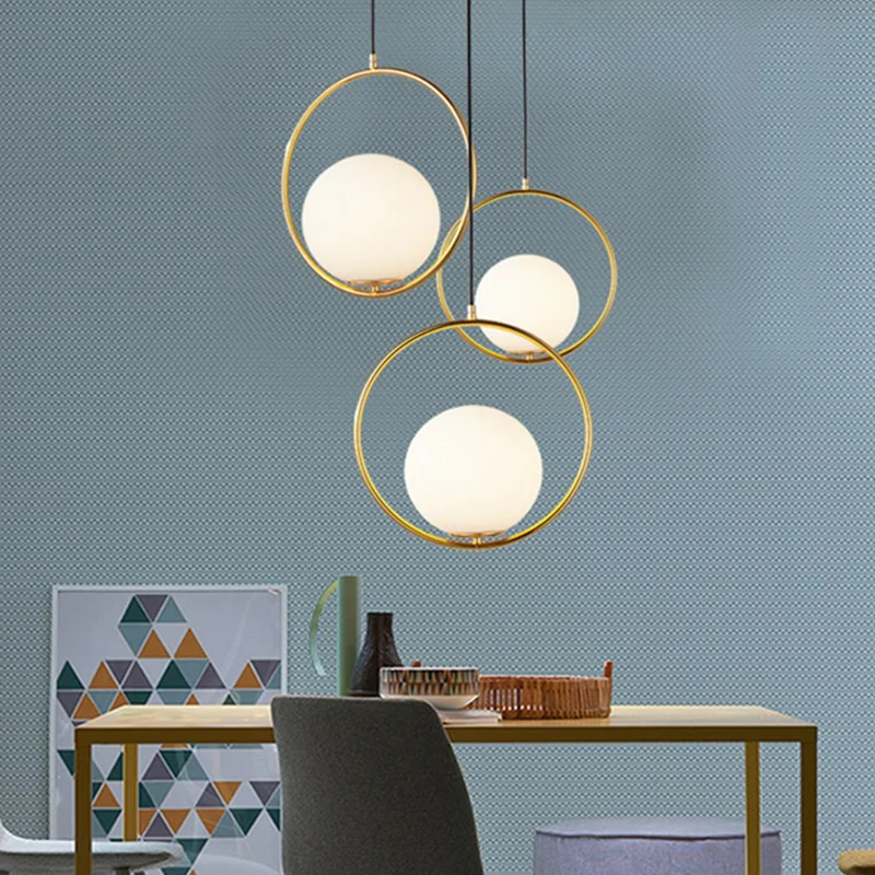 Bolvormige hanglamp van wit glas, postmoderne hanglamp met 1 kop en metalen ring messing Clearhalo