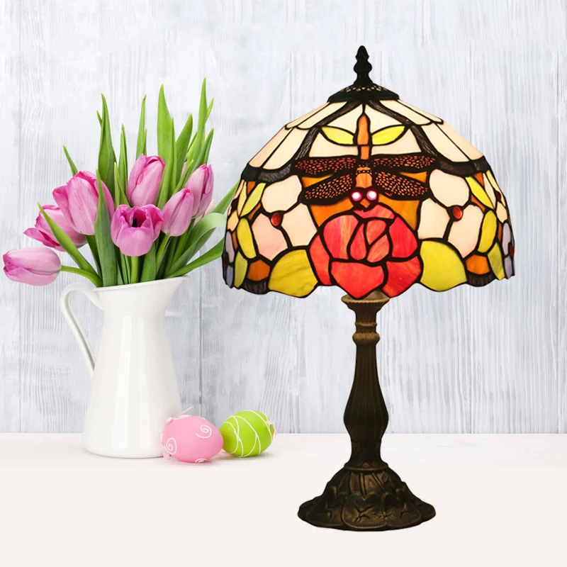 Bronzen koepelvormige Task Lighting Mediterrane 1-lichts glas--lood tafellamp met rozen- en libellenpatroon Clearhalo