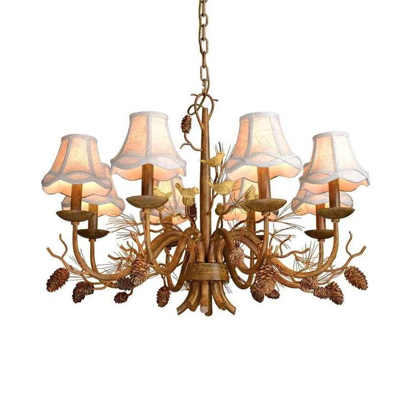 Bruine geschulpte hanglamp Rustieke metalen 8-lichts woonkamerkroonluchter met witte stoffen kap en dennenappel Clearhalo