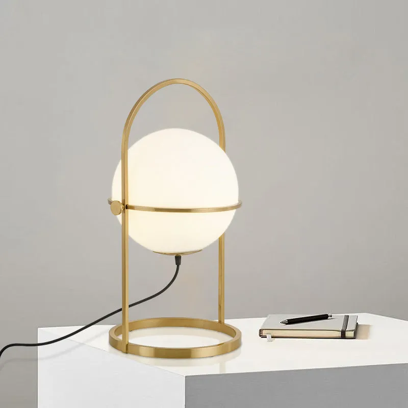 Bureaulamp met 1 hoofdslaapkamer, postmoderne nachtkastjelamp met goudkleurige afwerking en bolvormige melkwitte glazen ka...