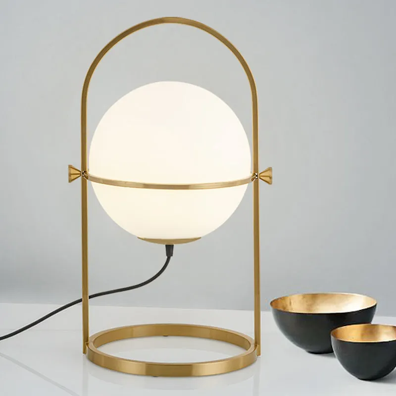 Bureaulamp met 1 hoofdslaapkamer, postmoderne nachtkastjelamp met goudkleurige afwerking en bolvormige melkwitte glazen ka...