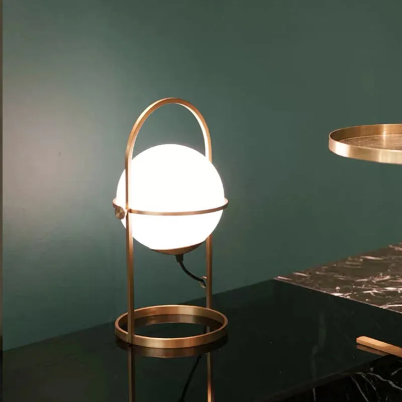Bureaulamp met 1 hoofdslaapkamer, postmoderne nachtkastjelamp met goudkleurige afwerking en bolvormige melkwitte glazen ka...