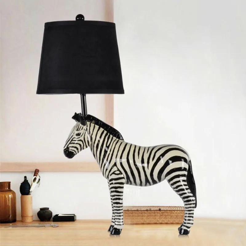 Bureaulamp met zwarte ton, traditionele stof, 1-lichts slaapkamerleeslamp met paardenbasis Clearhalo
