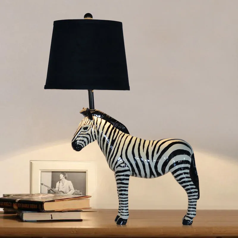 Bureaulamp met zwarte ton, traditionele stof, 1-lichts slaapkamerleeslamp met paardenbasis Clearhalo