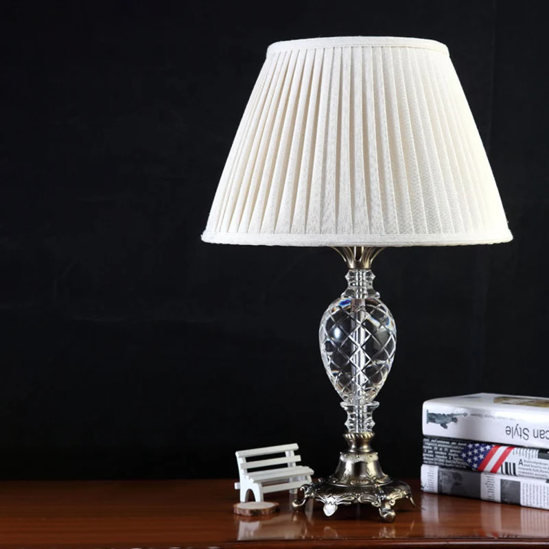 Bureaulamp van geplooide stof, moderne witte taaklamp met 1 kop en gebeeldhouwde bronzen metalen voet Clearhalo
