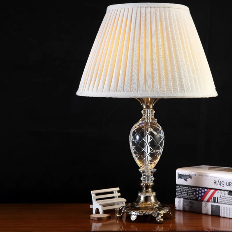 Bureaulamp van geplooide stof, moderne witte taaklamp met 1 kop en gebeeldhouwde bronzen metalen voet Clearhalo