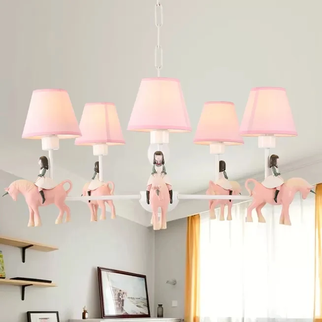 Carrousel kroonluchter voor meisjesslaapkamer Metaal en hars Kinderroze hanglamp met stoffen kap Clearhalo