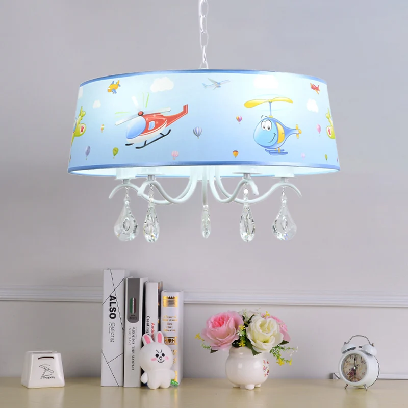 Cartoon blauwe hanglamp met kristallen vliegtuig kroonluchter van metaal en stof voor babykamer Clearhalo