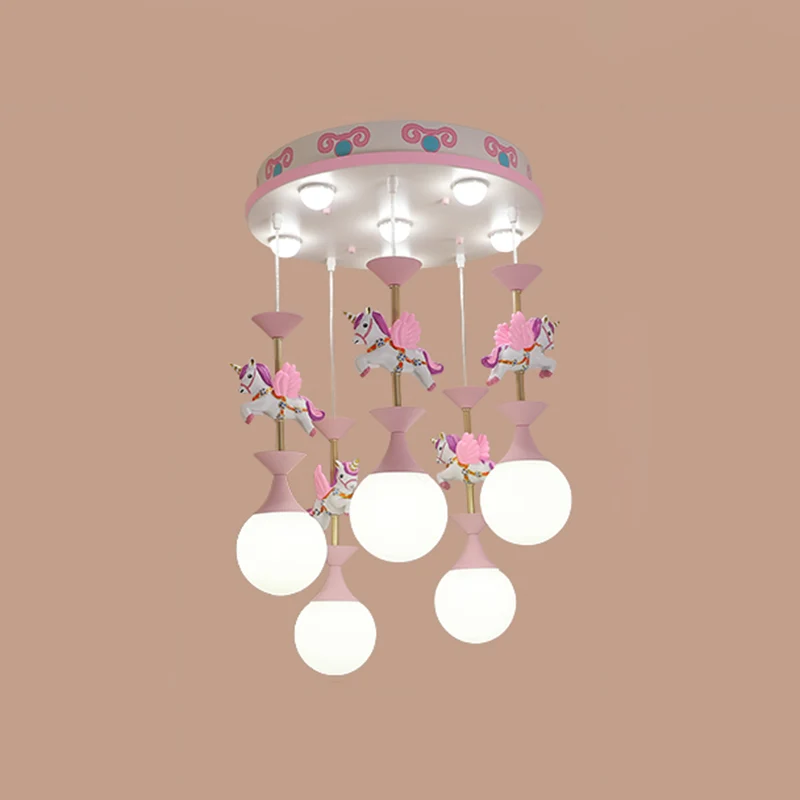 Cartoon vliegende eenhoorn multi-licht hanger hars kleuterschool hangende verlichting met bol crèmekleurige glazen kap Cle...