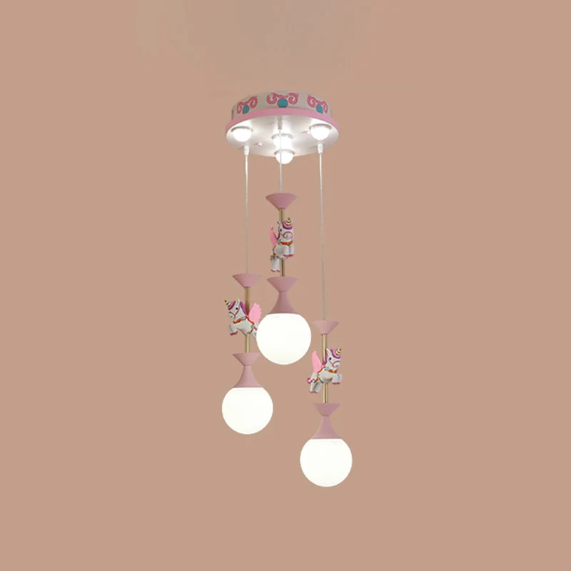 Cartoon vliegende eenhoorn multi-licht hanger hars kleuterschool hangende verlichting met bol crèmekleurige glazen kap Cle...