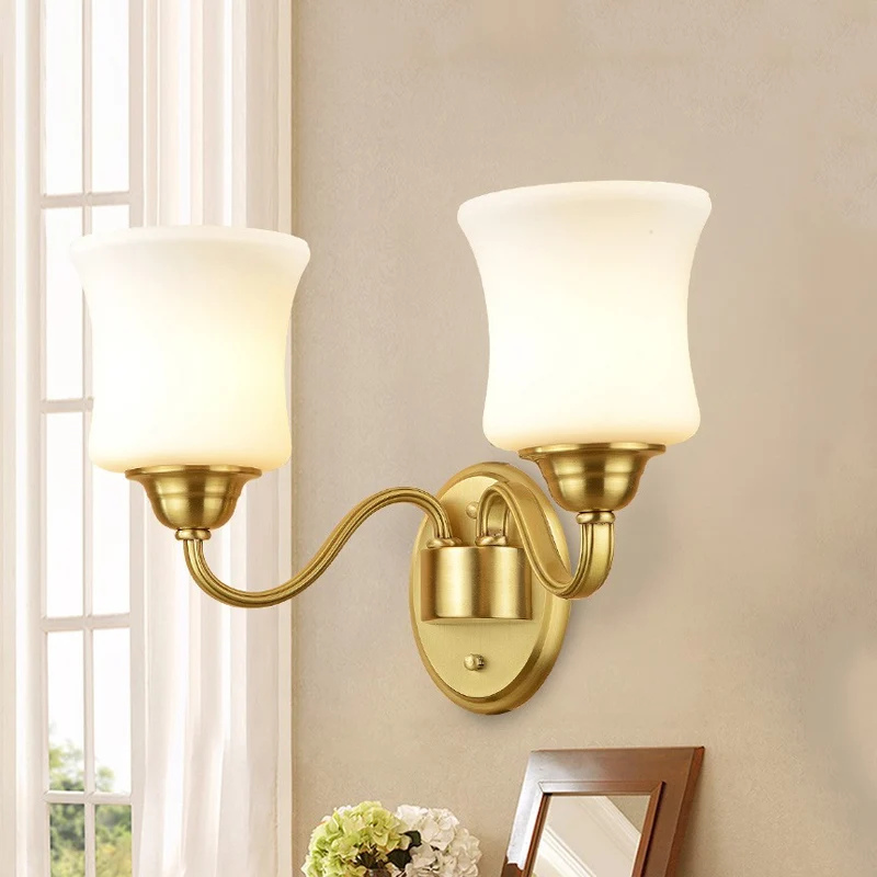 Cilinderkap Slaapkamer Wandmontage Licht Traditionele stijl Melkachtig glas 1/2-lichts wandlamp met messing afwerking Clea...