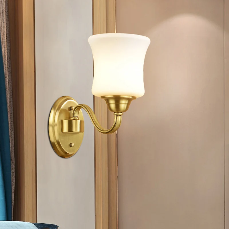 Cilinderkap Slaapkamer Wandmontage Licht Traditionele stijl Melkachtig glas 1/2-lichts wandlamp met messing afwerking Clea...