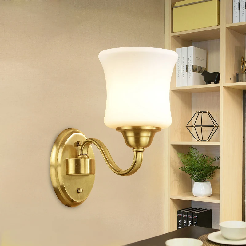 Cilinderkap Slaapkamer Wandmontage Licht Traditionele stijl Melkachtig glas 1/2-lichts wandlamp met messing afwerking Clea...