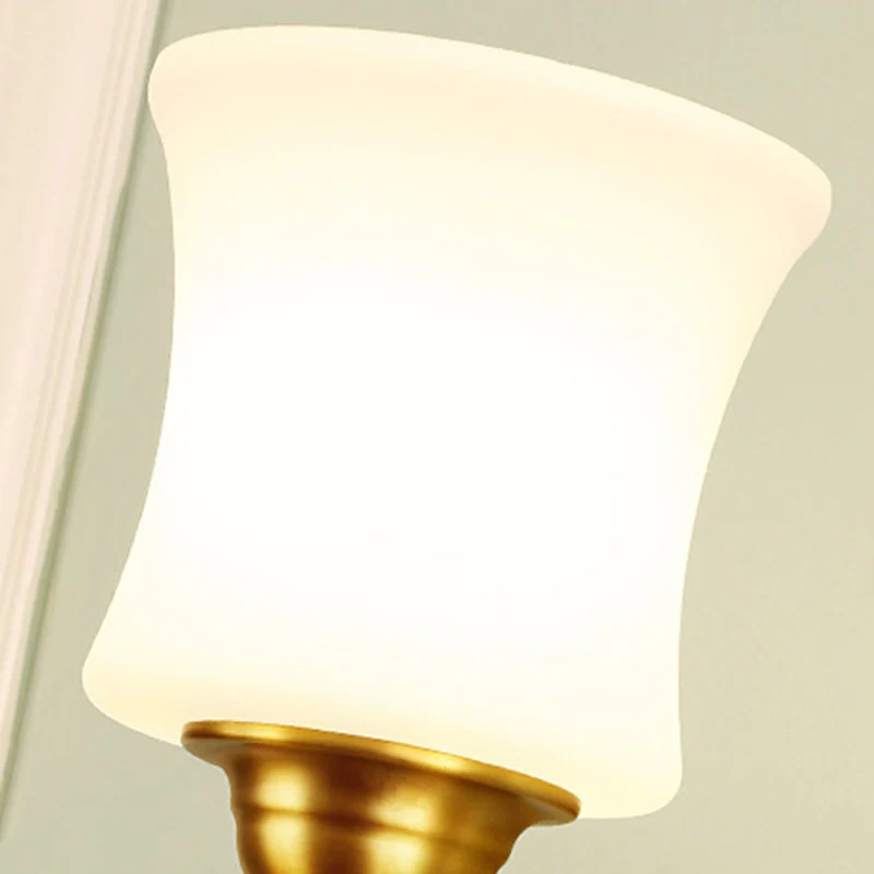Cilinderkap Slaapkamer Wandmontage Licht Traditionele stijl Melkachtig glas 1/2-lichts wandlamp met messing afwerking Clea...