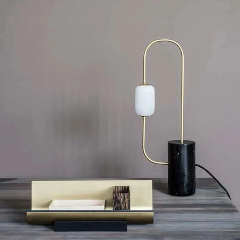 Circuit nachtkastje licht design marmeren 1-lichts zwart en messing tafellamp met ovale melkglazen kap Clearhalo