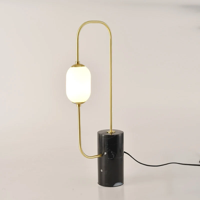 Circuit nachtkastje licht design marmeren 1-lichts zwart en messing tafellamp met ovale melkglazen kap Clearhalo
