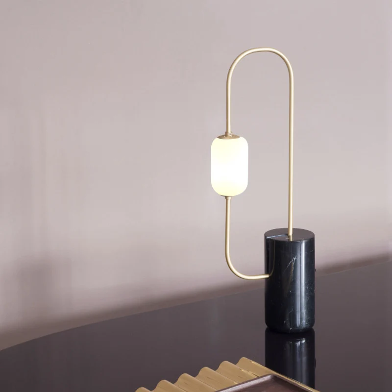 Circuit nachtkastje licht design marmeren 1-lichts zwart en messing tafellamp met ovale melkglazen kap Clearhalo