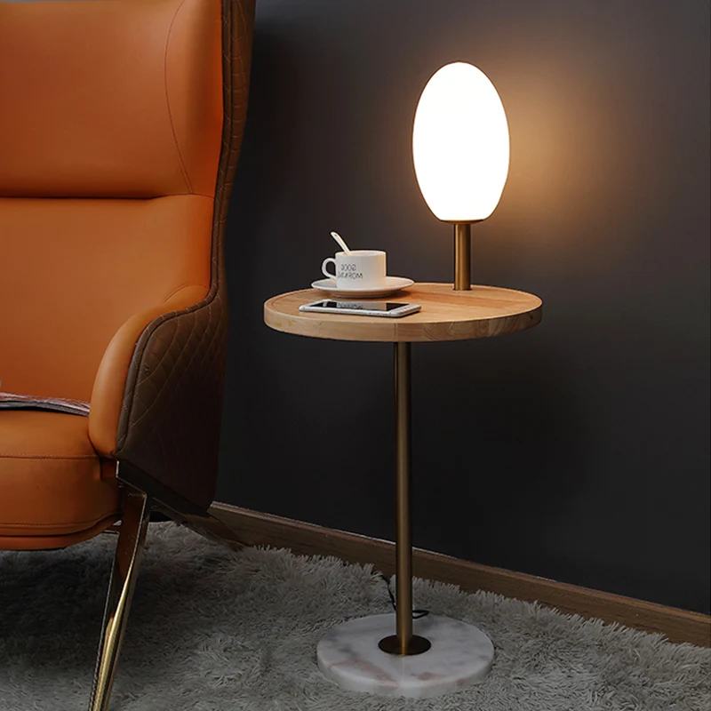 Cognac/wit glazen eivormige vloerverlichting Modernistische 1-lichts staande vloerlamp met houten opbergplank Clearhalo