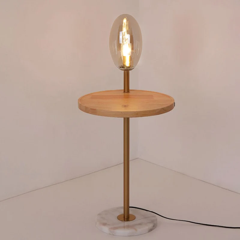 Cognac/wit glazen eivormige vloerverlichting Modernistische 1-lichts staande vloerlamp met houten opbergplank Clearhalo