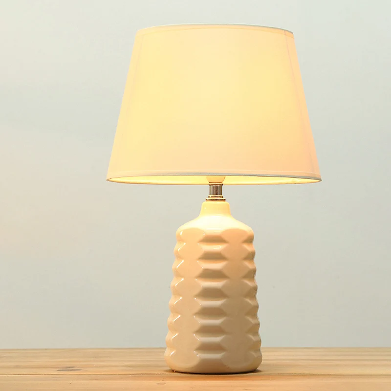Cone Nachtkastje Verlichting Eenvoud Stof 1 Lamp Woonkamertafellamp met witte keramische voet Clearhalo