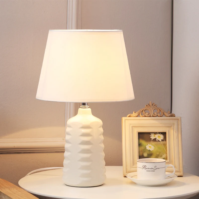 Cone Nachtkastje Verlichting Eenvoud Stof 1 Lamp Woonkamertafellamp met witte keramische voet Clearhalo