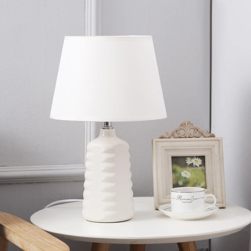Cone Nachtkastje Verlichting Eenvoud Stof 1 Lamp Woonkamertafellamp met witte keramische voet Clearhalo