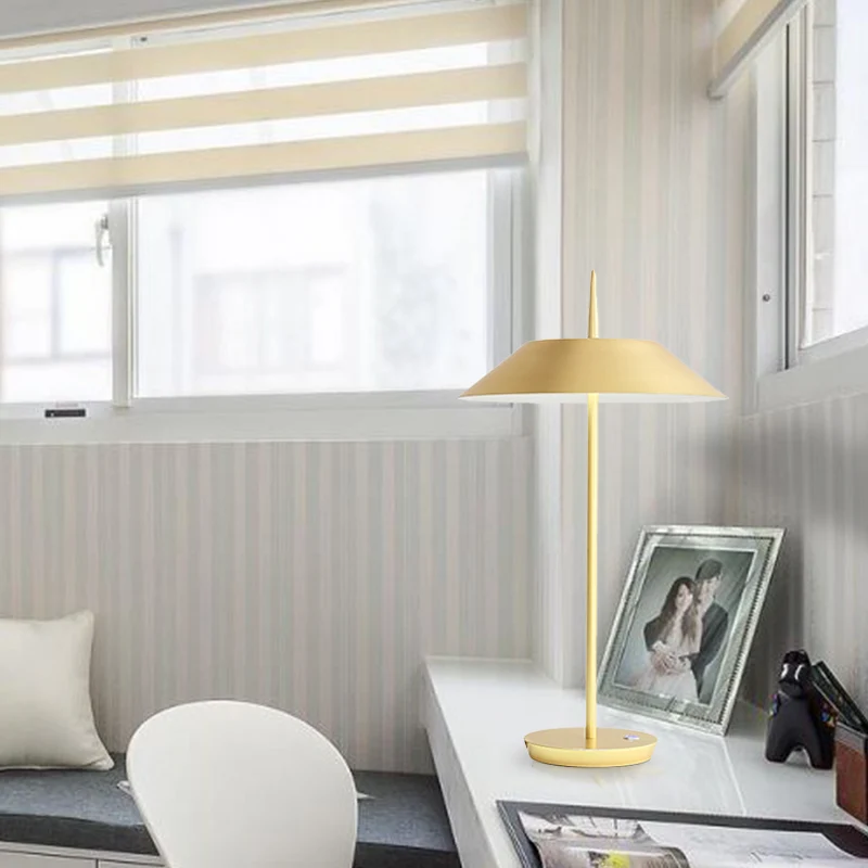 Cone tafellamp eigentijdse stijl metaal LED zwart/wit/goud tafellamp voor woonkamer Clearhalo