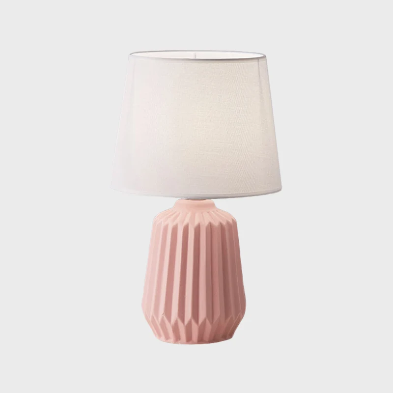 Conische bureaulamp van textiel, Simplicity, 1-lichts tafellamp met keramische voet roze voor slaapkamer Clearhalo