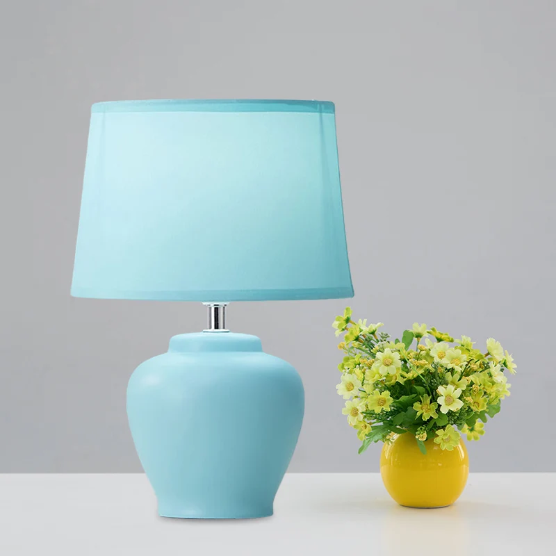Conische nachtkastjelamp van stof. Nordic 1-lichts tafellamp met vaas van keramiek roze/blauw/groen Clearhalo