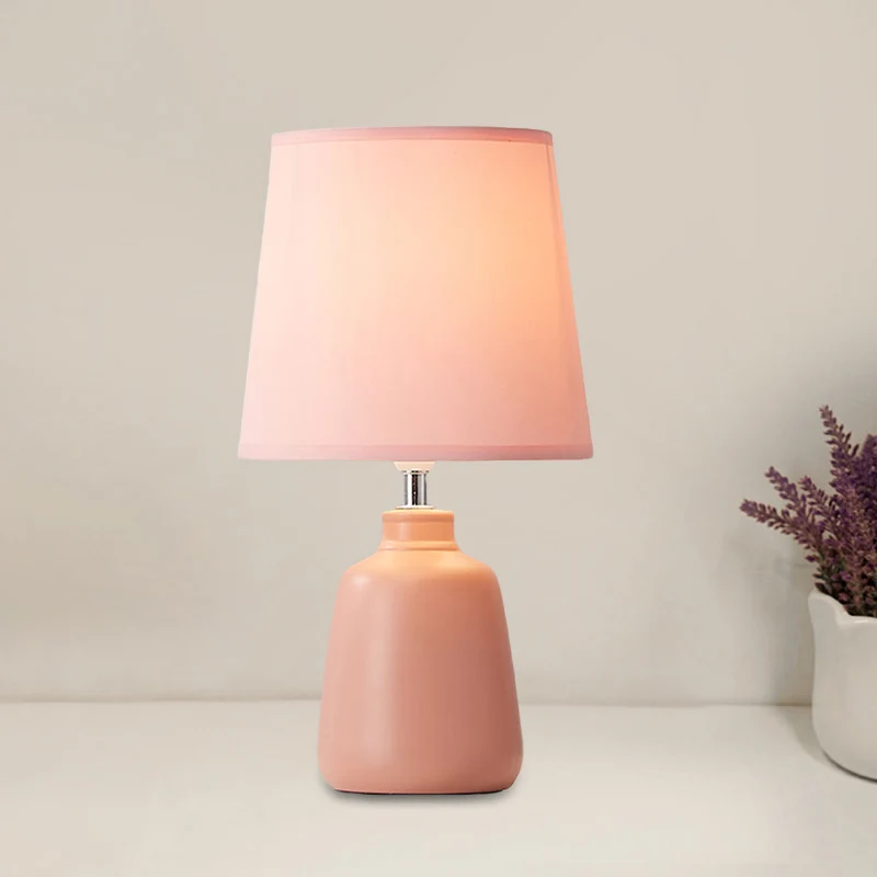 Conische nachtkastjelamp van stof. Nordic 1-lichts tafellamp met vaas van keramiek roze/blauw/groen Clearhalo