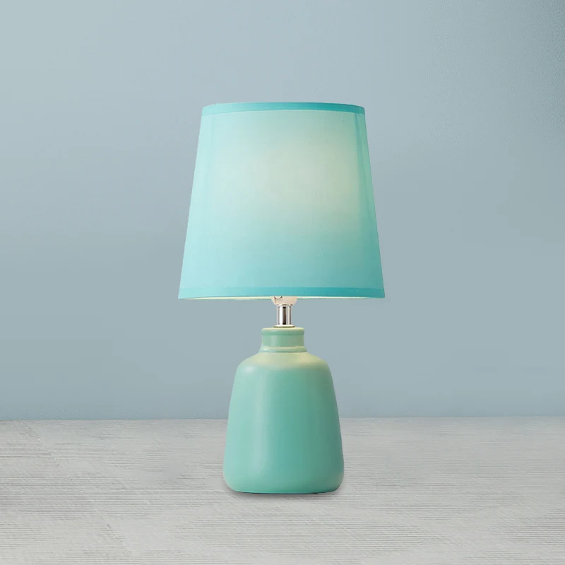 Conische nachtkastjelamp van stof. Nordic 1-lichts tafellamp met vaas van keramiek roze/blauw/groen Clearhalo