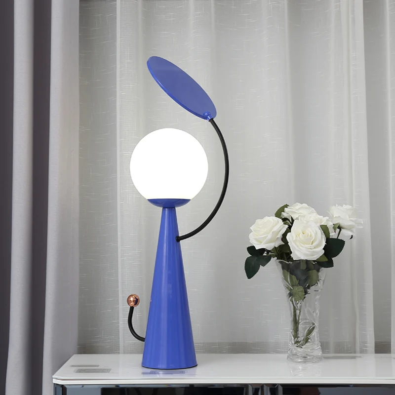 Conische nachttafellamp met blauwe afwerking, eigentijds, metalen bureaulamp met 1 lamp, witte glazen bol en decoratieve s...