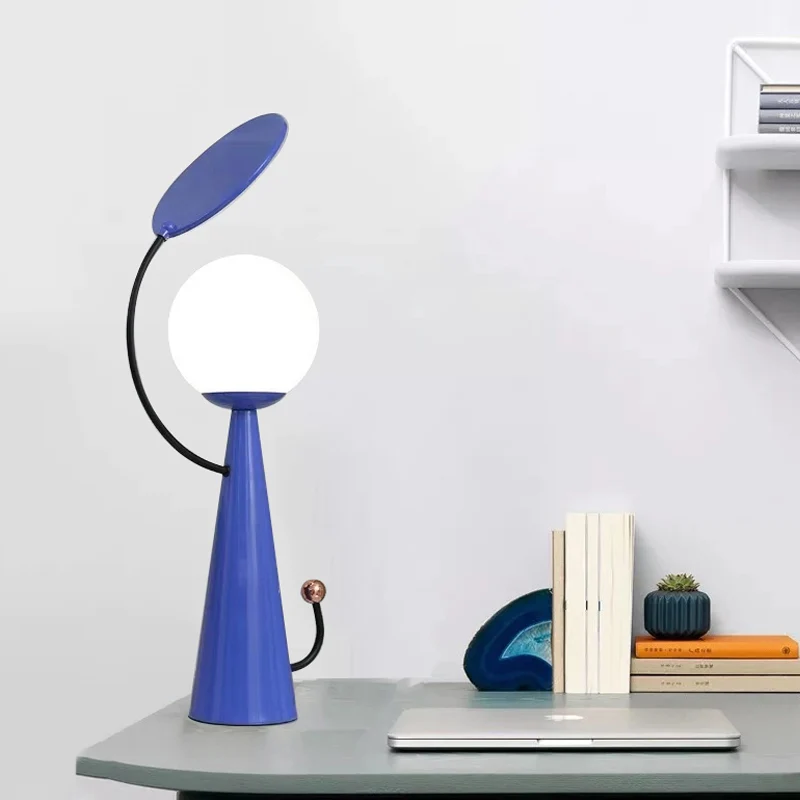Conische nachttafellamp met blauwe afwerking, eigentijds, metalen bureaulamp met 1 lamp, witte glazen bol en decoratieve s...