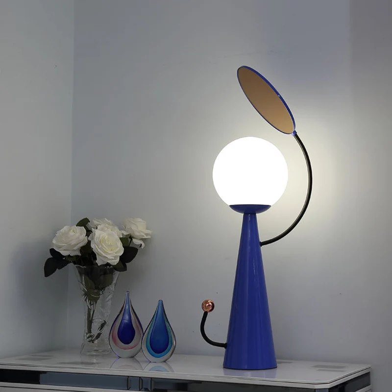 Conische nachttafellamp met blauwe afwerking, eigentijds, metalen bureaulamp met 1 lamp, witte glazen bol en decoratieve s...