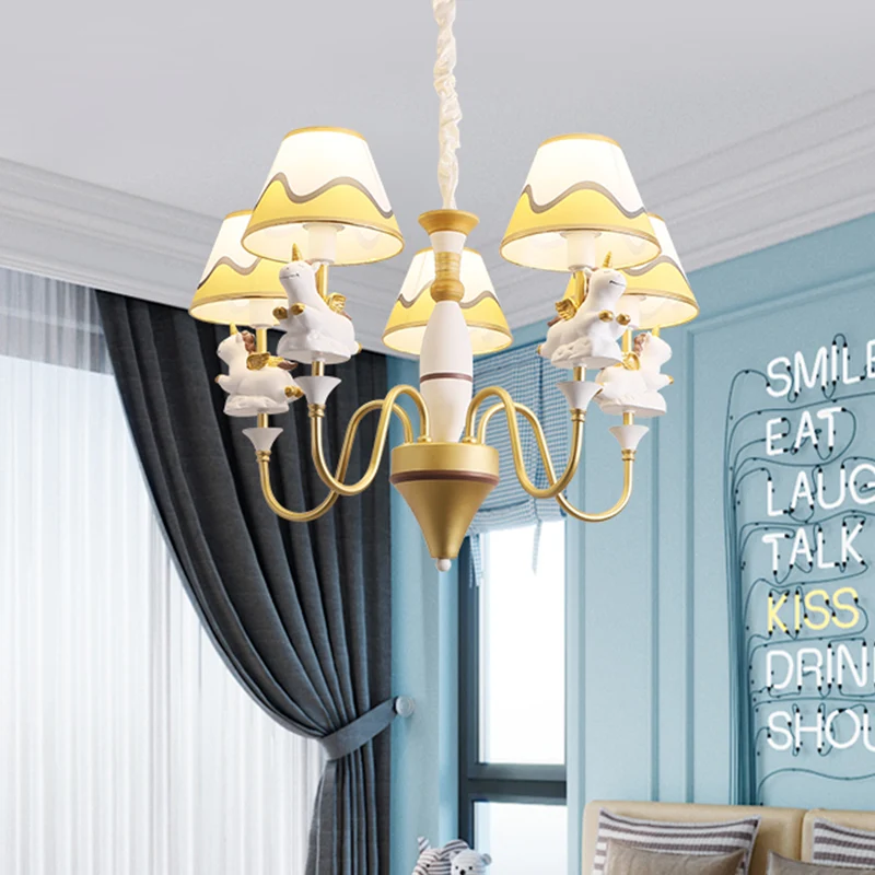 Conische stoffen kap plafondkroonluchter cartoon 5-lichts roze/blauw/goudkleurige slingerlamp met eenhoorndecor Clearhalo
