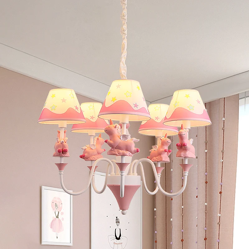 Conische stoffen kap plafondkroonluchter cartoon 5-lichts roze/blauw/goudkleurige slingerlamp met eenhoorndecor Clearhalo