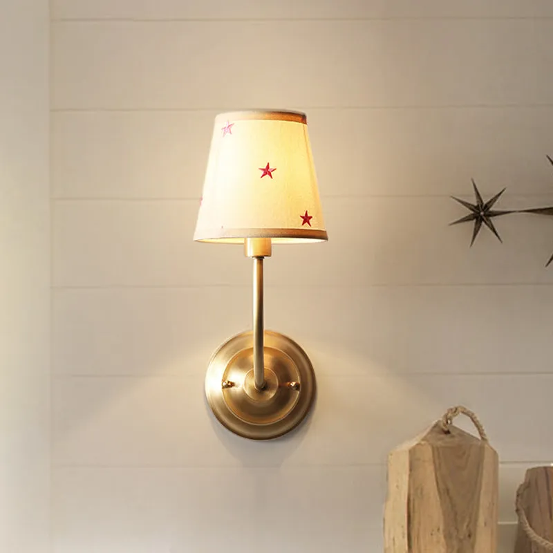 Conische stoffen schans met sterrenpatroon voor kinderen, witte wandlamp met 1 lamp en koperen ronde arm Clearhalo