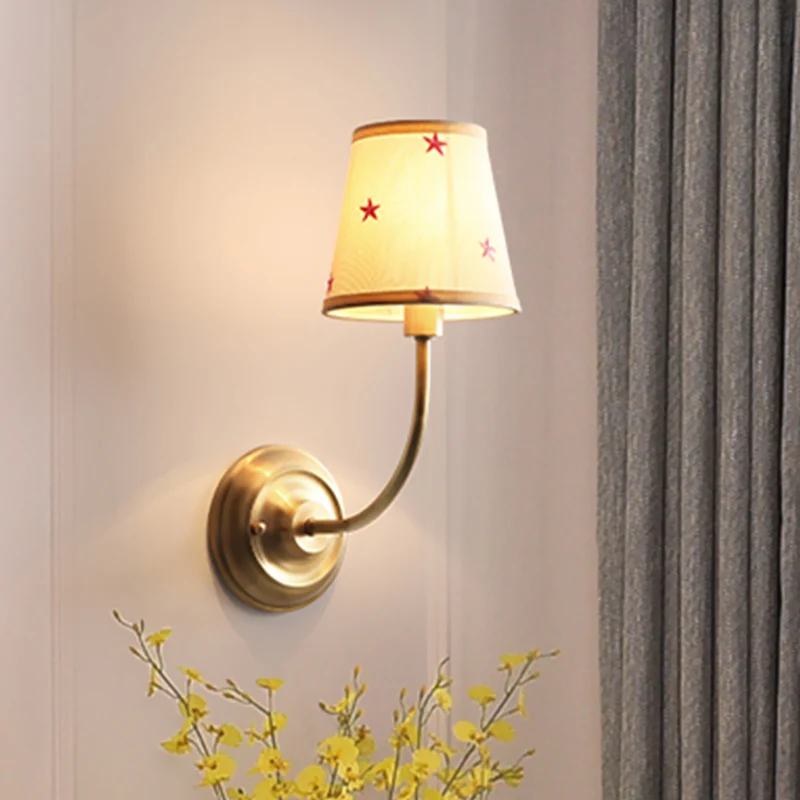 Conische stoffen schans met sterrenpatroon voor kinderen, witte wandlamp met 1 lamp en koperen ronde arm Clearhalo