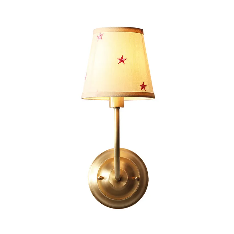 Conische stoffen schans met sterrenpatroon voor kinderen, witte wandlamp met 1 lamp en koperen ronde arm Clearhalo
