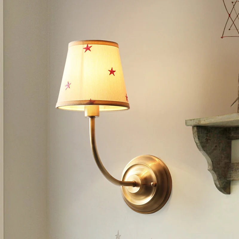 Conische stoffen schans met sterrenpatroon voor kinderen, witte wandlamp met 1 lamp en koperen ronde arm Clearhalo