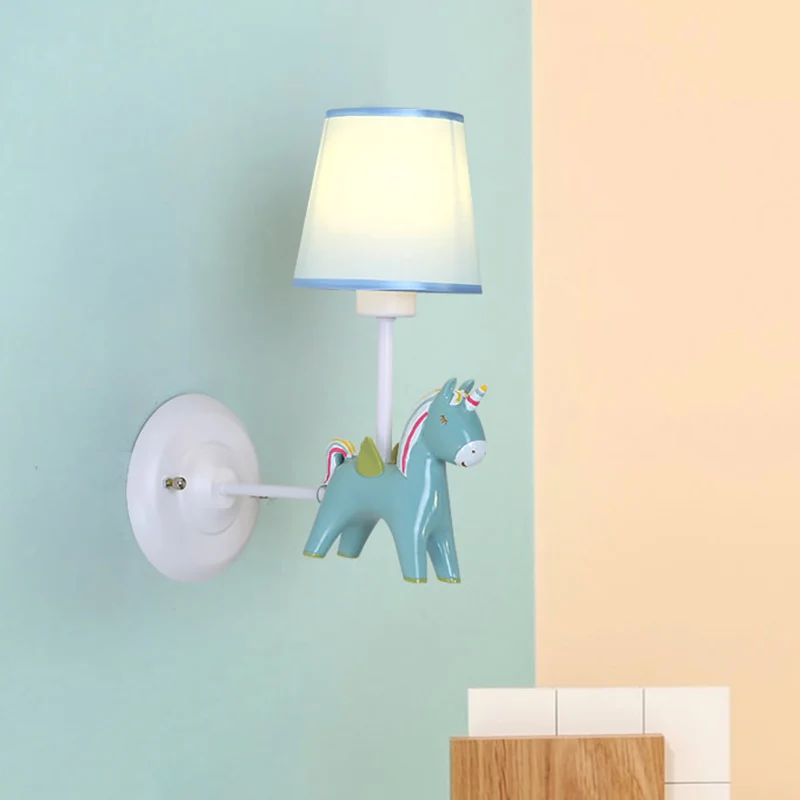 Conische wandlamp Macaron van stof, 1 lamp, wandverlichtingsideeën met eenhoorndeco roze/blauw Clearhalo