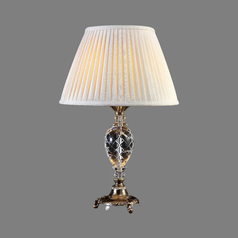 Crèmegrijze geplooide tafellamp, moderne stoffen bureaulamp met 1 lamp, voet van brons gesneden metaal Clearhalo