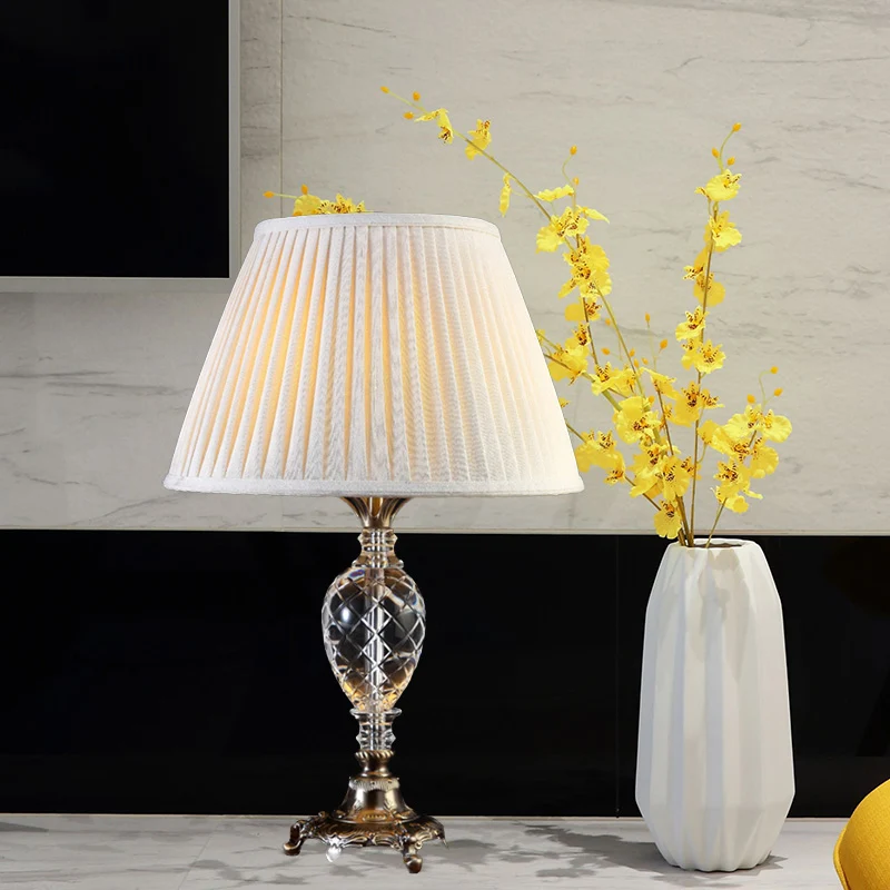 Crèmegrijze geplooide tafellamp, moderne stoffen bureaulamp met 1 lamp, voet van brons gesneden metaal Clearhalo