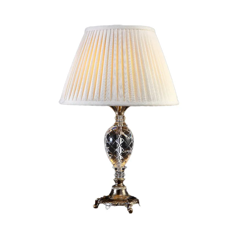 Crèmegrijze geplooide tafellamp, moderne stoffen bureaulamp met 1 lamp, voet van brons gesneden metaal Clearhalo