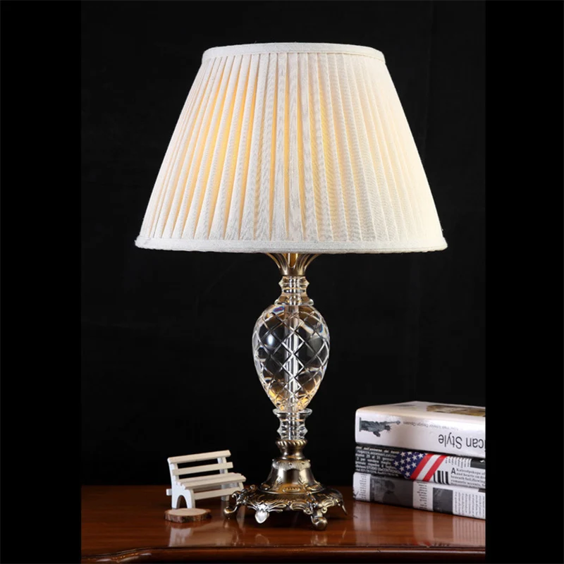 Crèmegrijze geplooide tafellamp, moderne stoffen bureaulamp met 1 lamp, voet van brons gesneden metaal Clearhalo