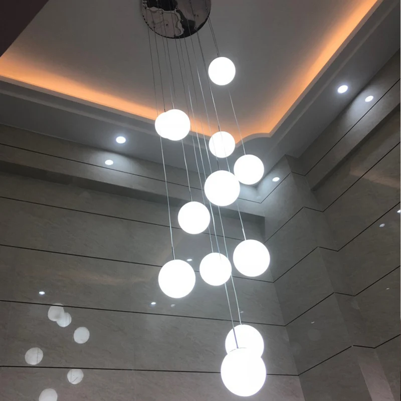 Crèmekleurige bolvormige kroonluchter met meerdere hangers, eenvoud, zilveren plafondhanglamp voor lobbytrappen Clearhalo