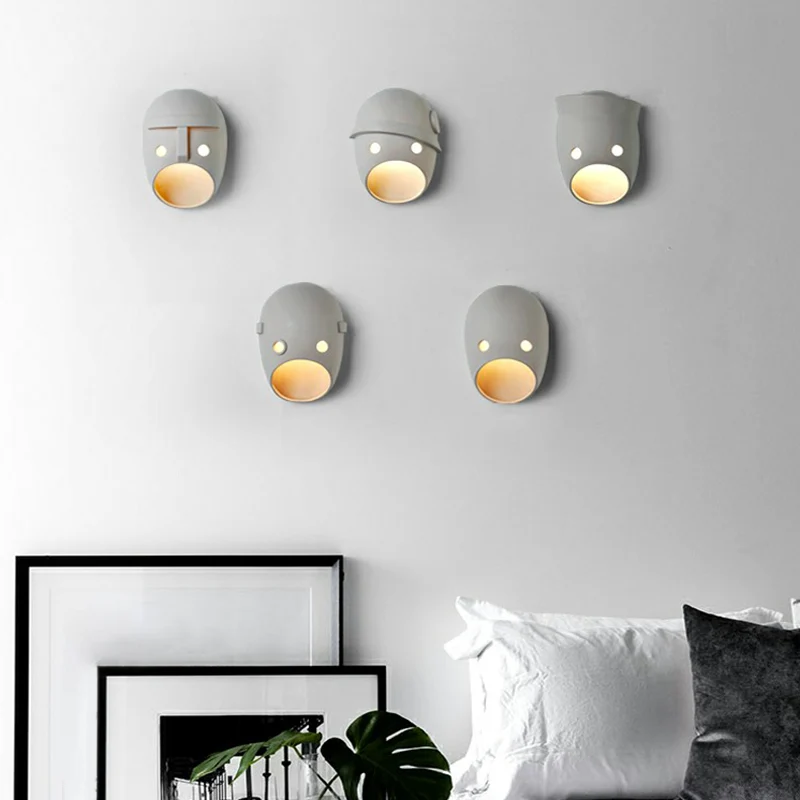 Decoratieve grappige gezichtsuitdrukking wandkandelaar hars slaapkamer LED wandmontage licht grijs Clearhalo