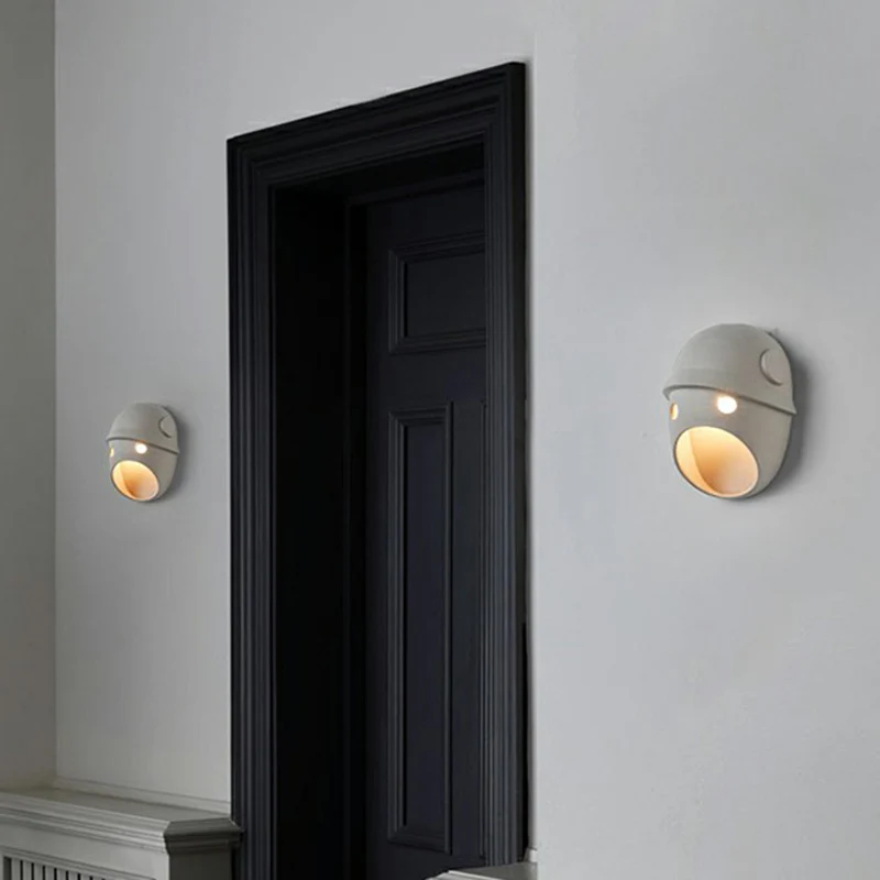 Decoratieve grappige gezichtsuitdrukking wandkandelaar hars slaapkamer LED wandmontage licht grijs Clearhalo