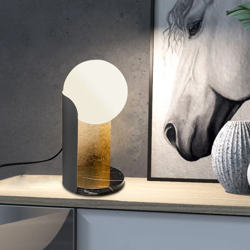 Designer Ball Shade Nachtlampje Wit Glas 1 Lamp Slaapkamer Tafellamp met gebogen standaard zwart en goud aan de binnenkant...